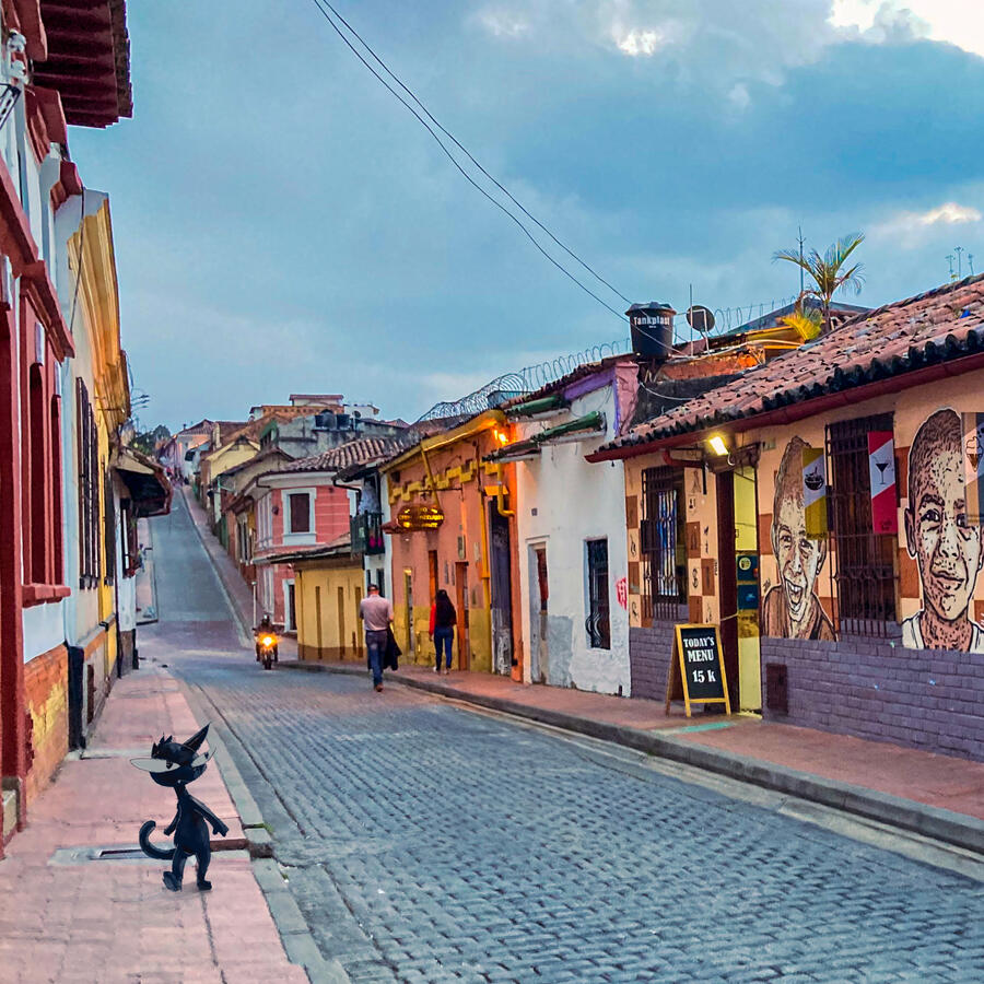 BogotĆ”, La Candelaria. Gato Voyagero.